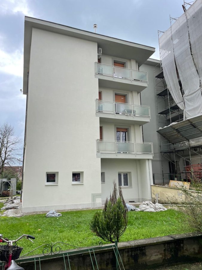 Riqualificazione di edificio con nuovi balconi