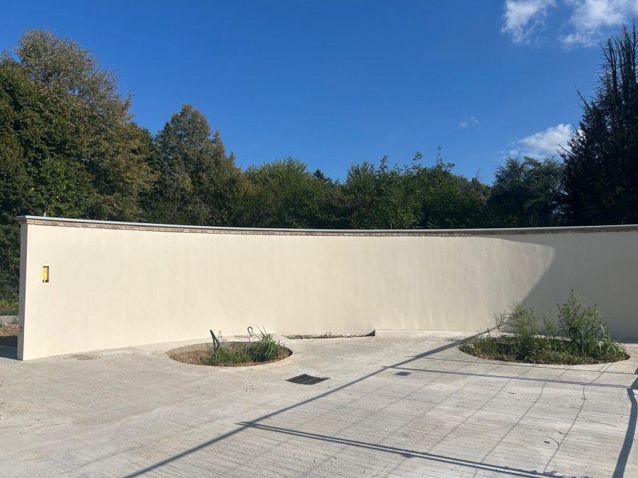 Muro di recinzione e pavimentazione esterna